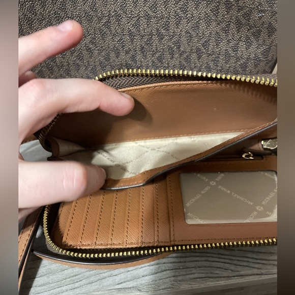 Practically New Michael Kors Matching cross body/wallet - Picture 2 of 13